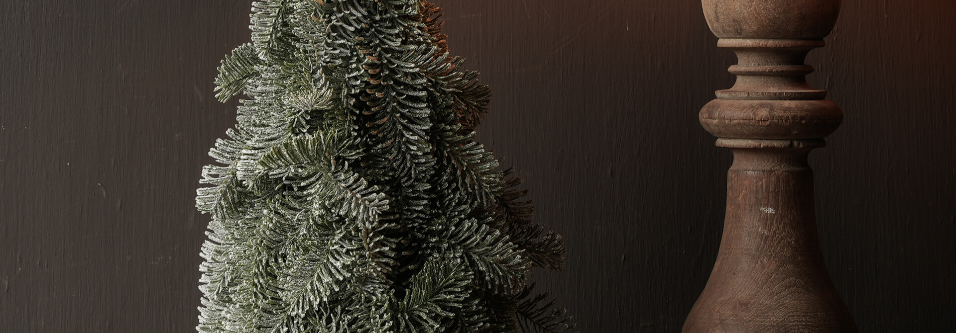 Künstlicher Nobilis-Baum mit Schnee