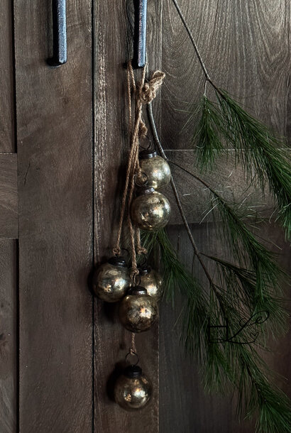 Tros oud gouden kerstballetjes