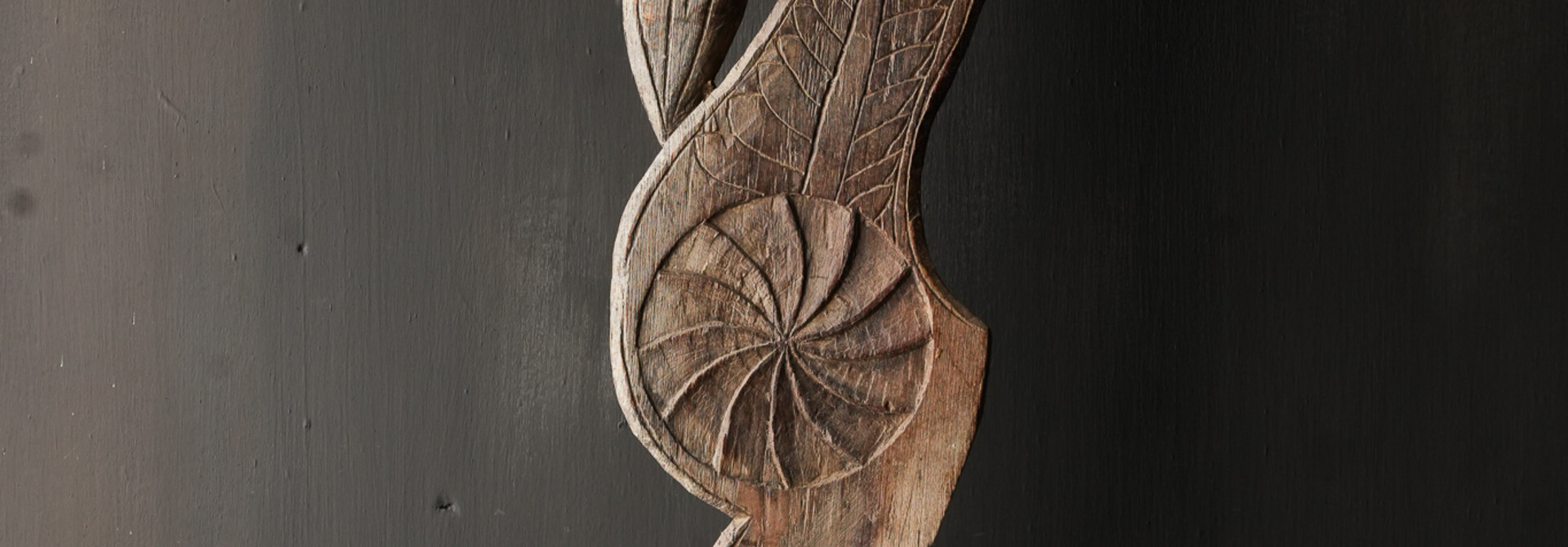 Wunderschönes, unvollkommenes Wabi-Sabi-Vogelornament aus altem Holz