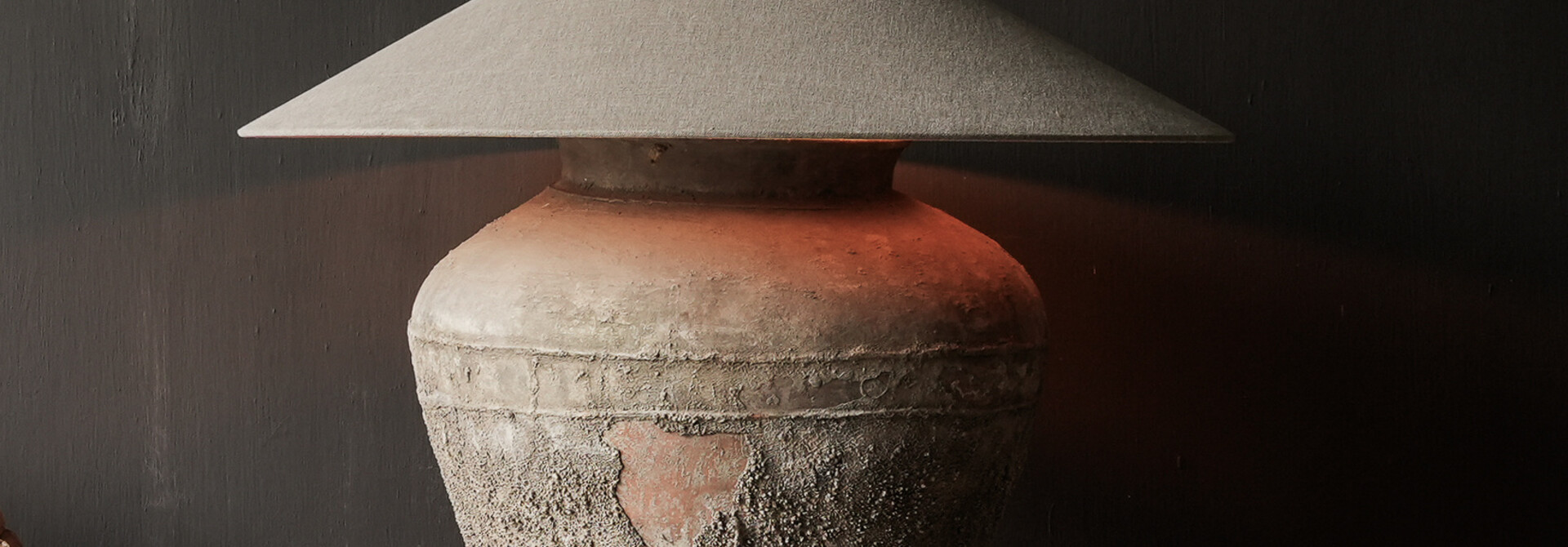 Kruiklamp van oude Authentieke  Waterpot