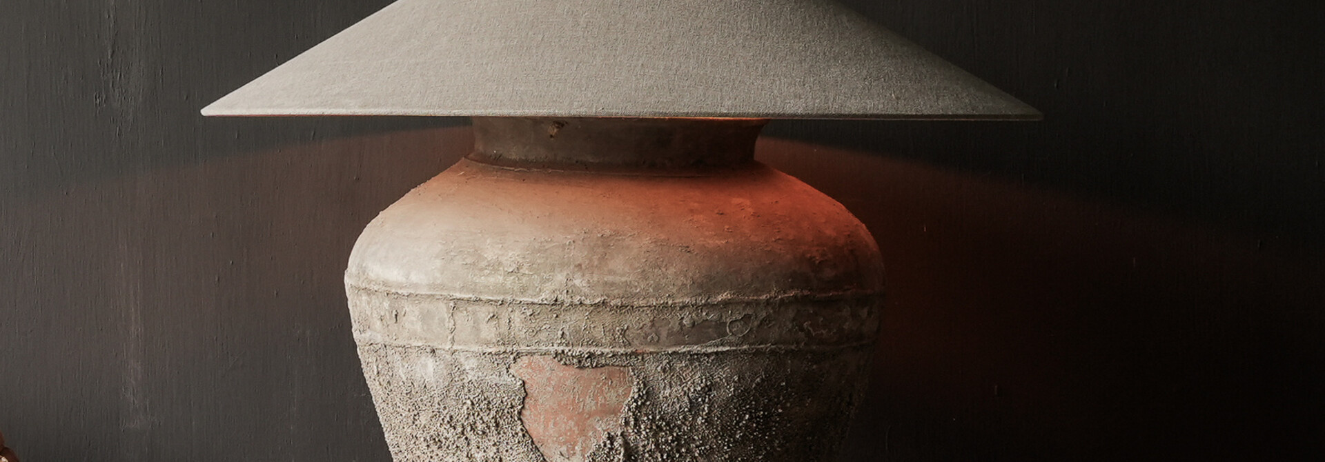 Kruiklamp van oude Authentieke Waterpot