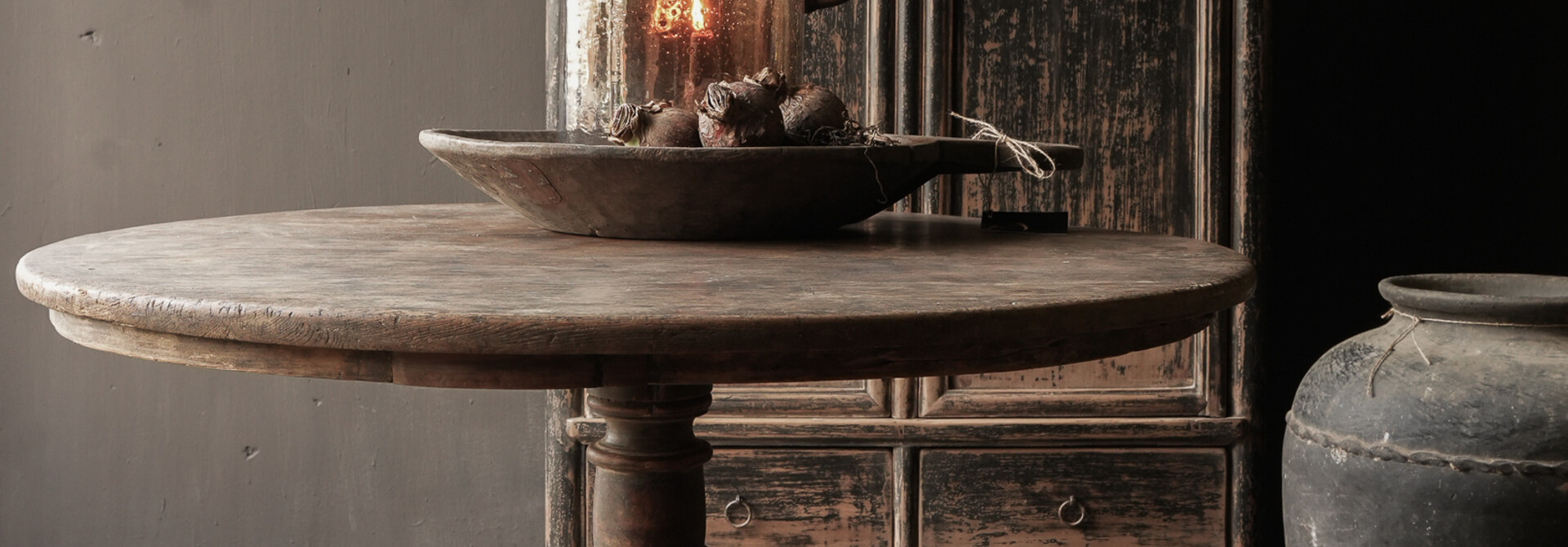 Schöner antiker runder Tisch aus Holz