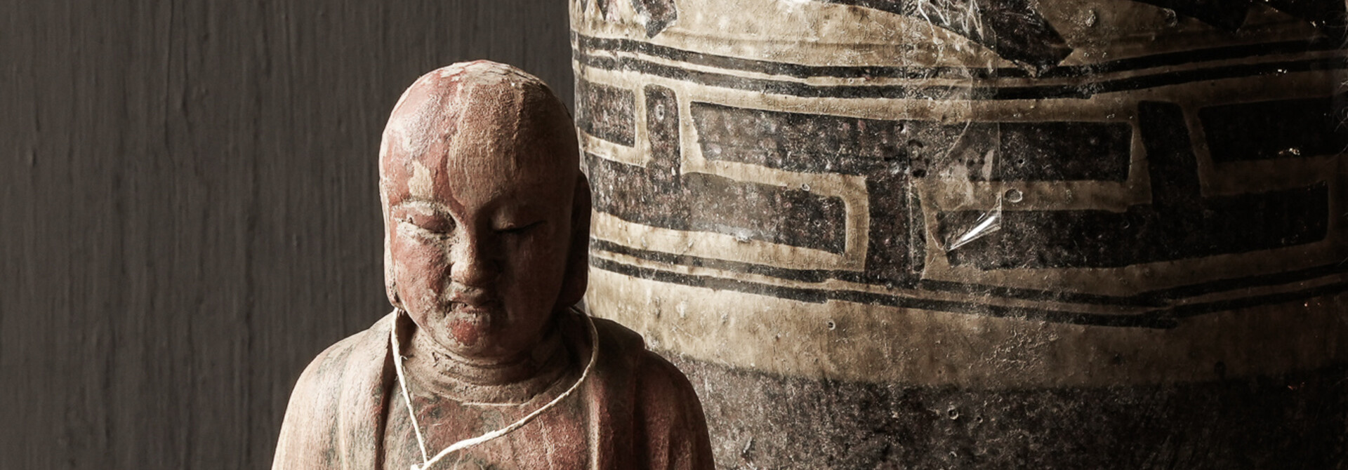 Antiek klein houten monnik  beeldje