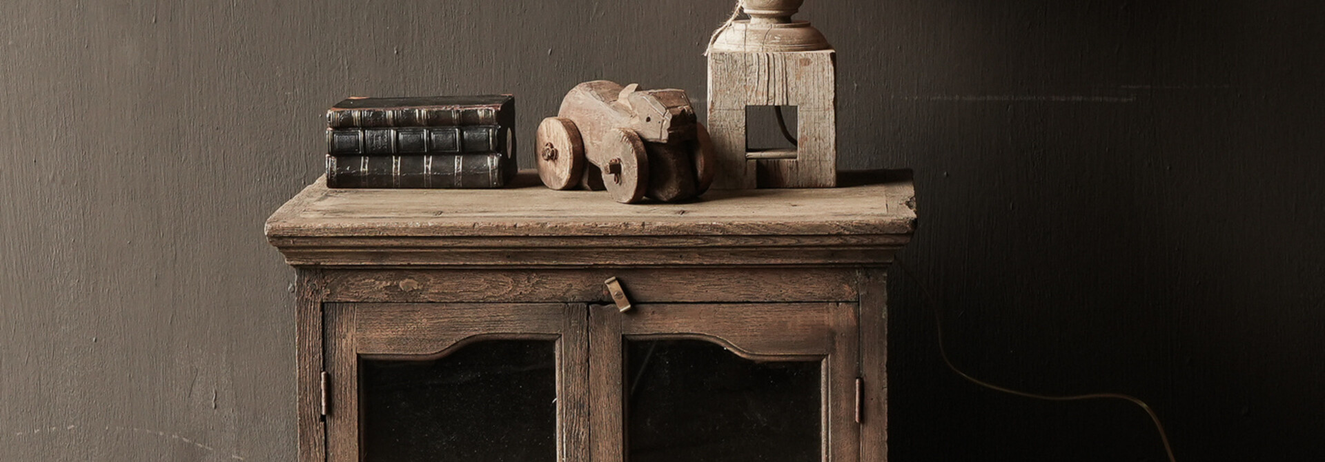 Uniek  Indisch antiek houten  gezandstraald Vitrine kastje