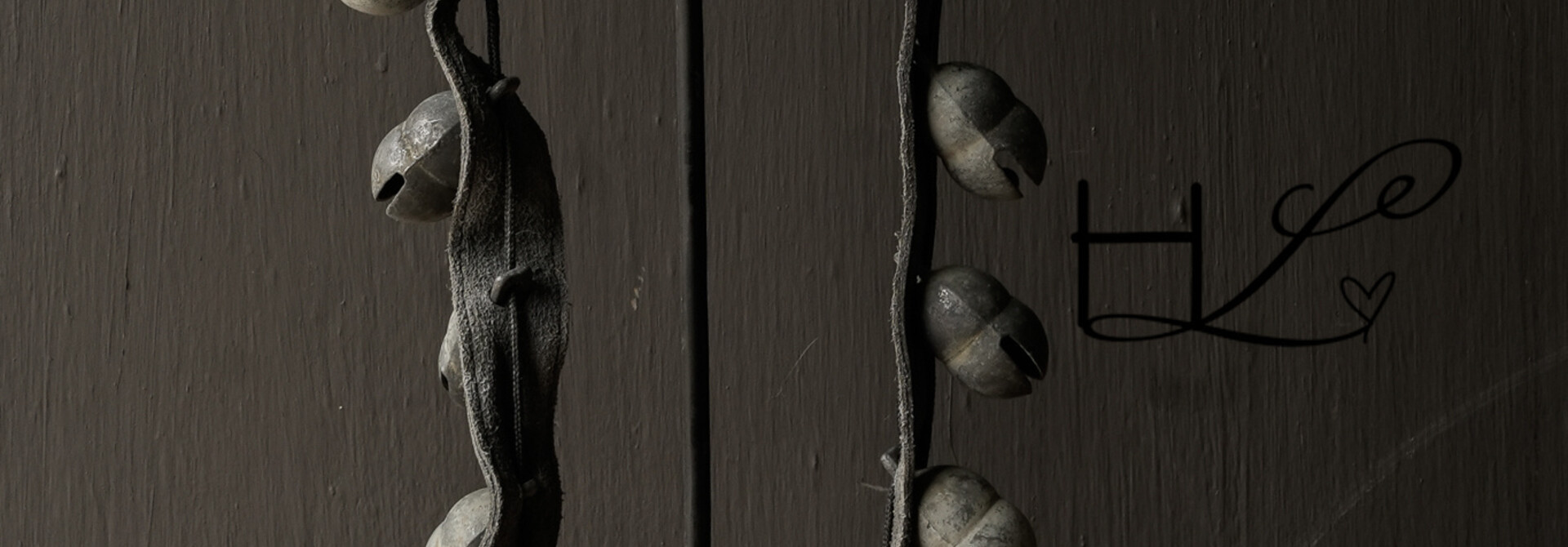 Leather belt with iron camel bells on stand