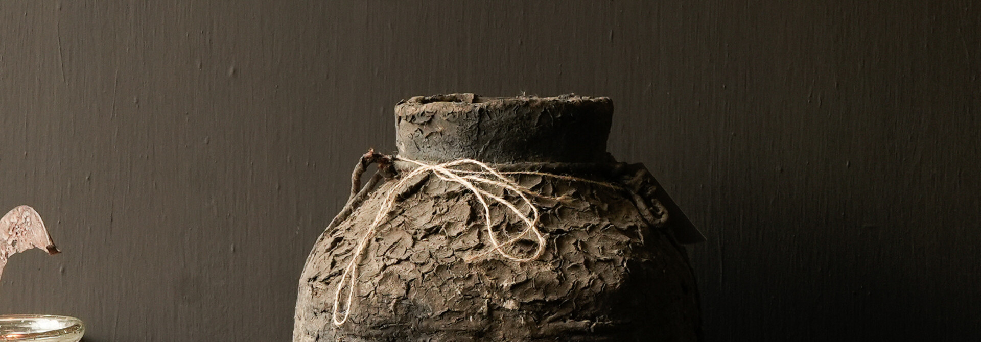 Einzigartiger Wabi-Sabi-Krug aus nepalesischem Korbgeflecht mit Deckel