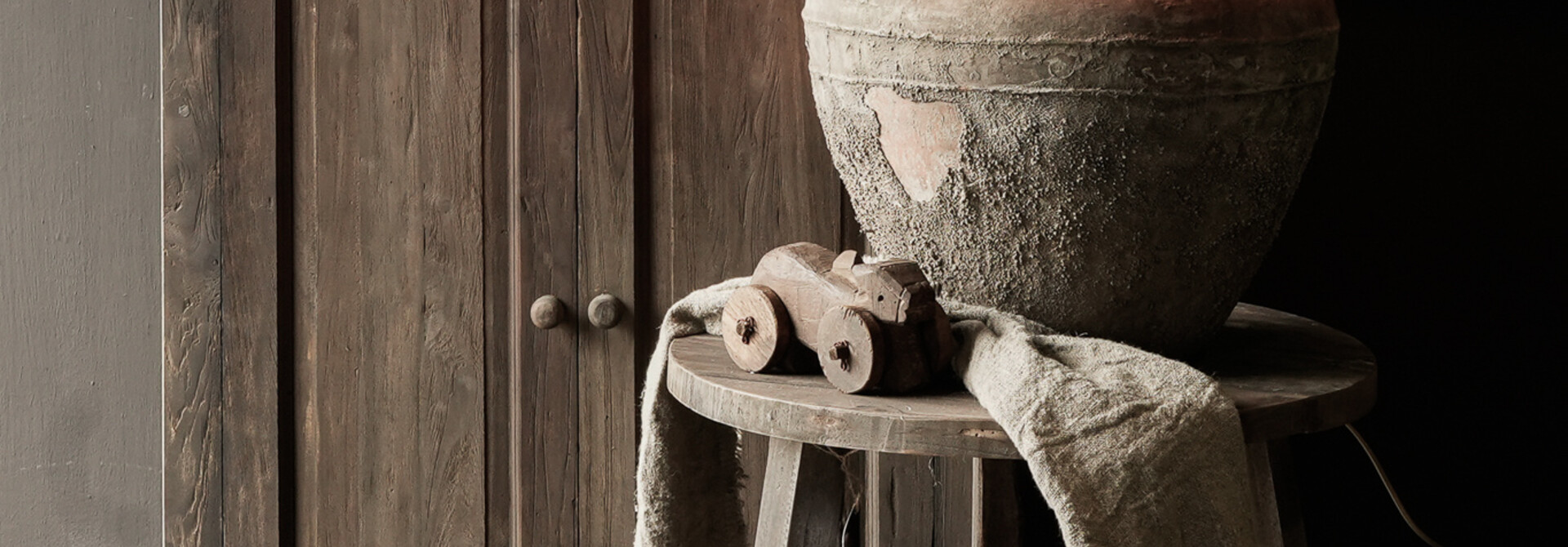 Robuster alter Holzschrank, inspiriert von einem antiken Mädchenschrank