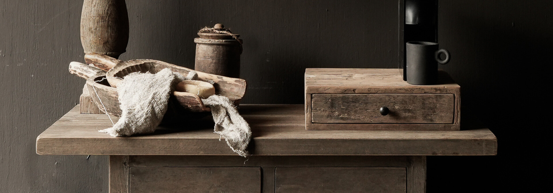 Stoer robuust  oude houten Muurtafel /Sidetable  kastje met lades  en deurtjes