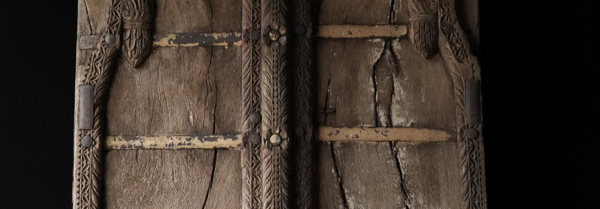 Robuste Holzluke aus einem alten Gebäude in Indien