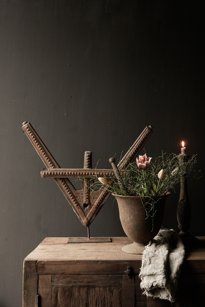 Altes einzigartiges Ornament auf einem Eisensockel-1