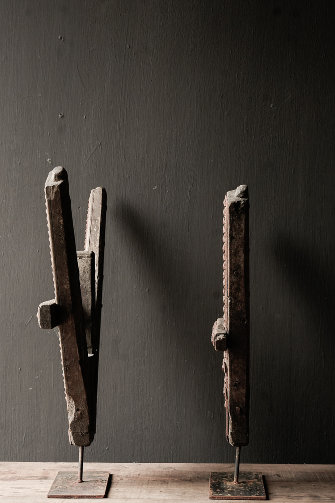 Altes einzigartiges Ornament auf einem Eisensockel-4