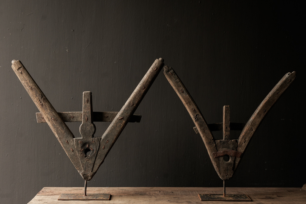 Altes einzigartiges Ornament auf einem Eisensockel-5