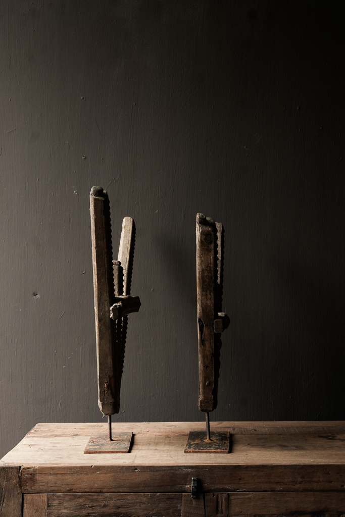 Altes einzigartiges Ornament auf einem Eisensockel-6