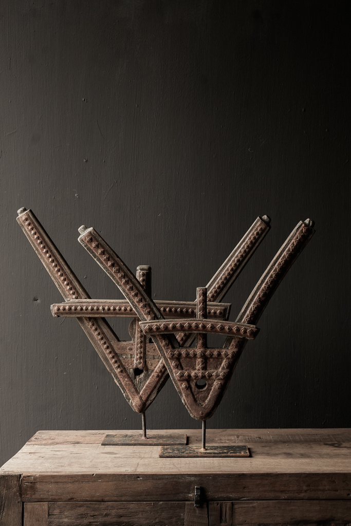 Altes einzigartiges Ornament auf einem Eisensockel-2