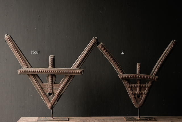 Altes einzigartiges Ornament auf einem Eisensockel-3