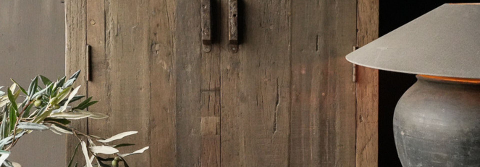 Prachtig Stoer  oud houten  twee deurs dichte kast