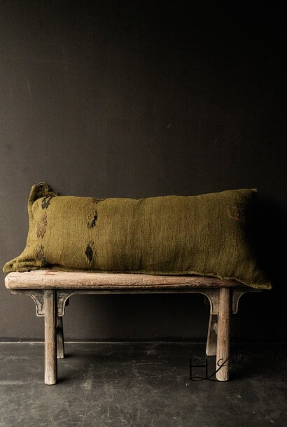 Beautiful, sturdy, coarsely woven cushion (grain bag).