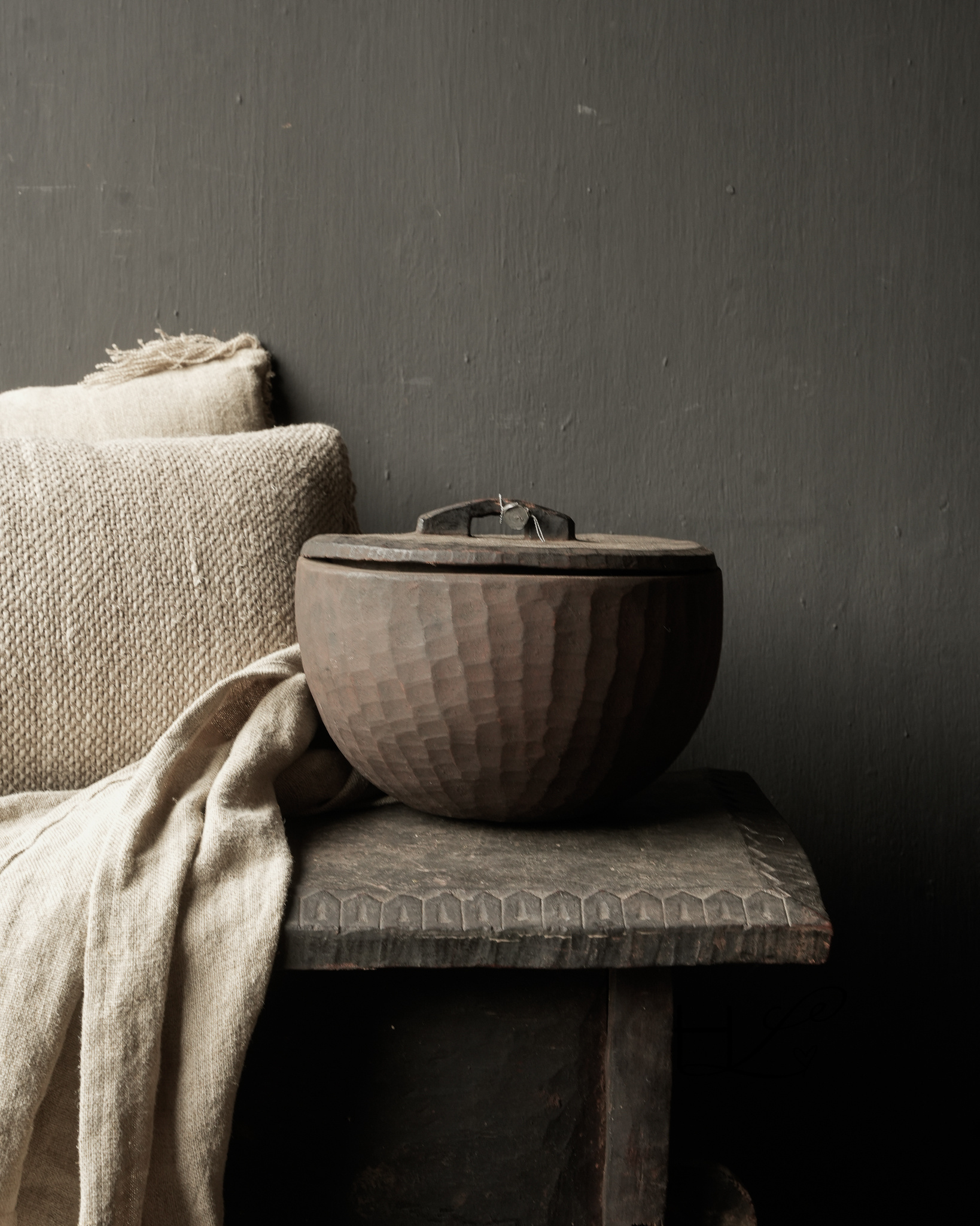 Nepalesischer alter Holztopf mit Deckel-1