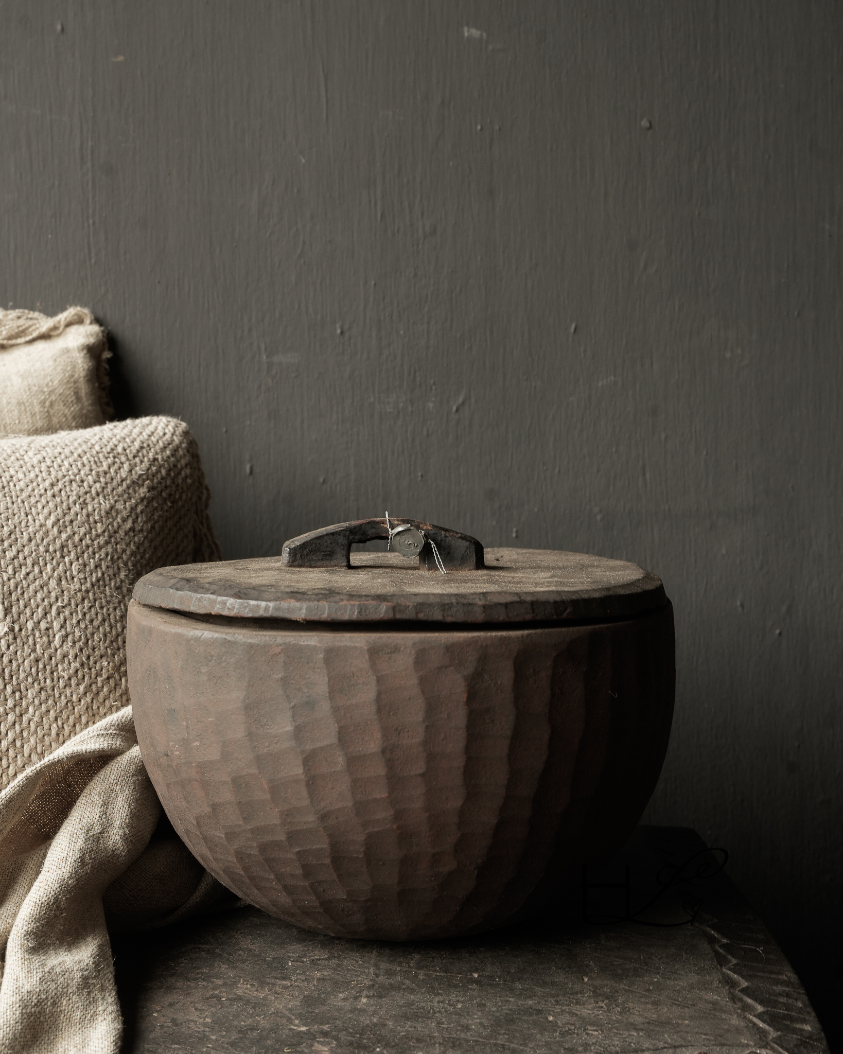 Nepalesischer alter Holztopf mit Deckel-3