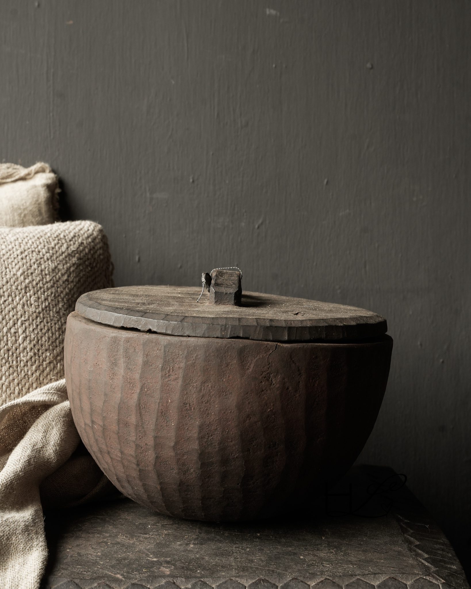 Nepalesischer alter Holztopf mit Deckel-4
