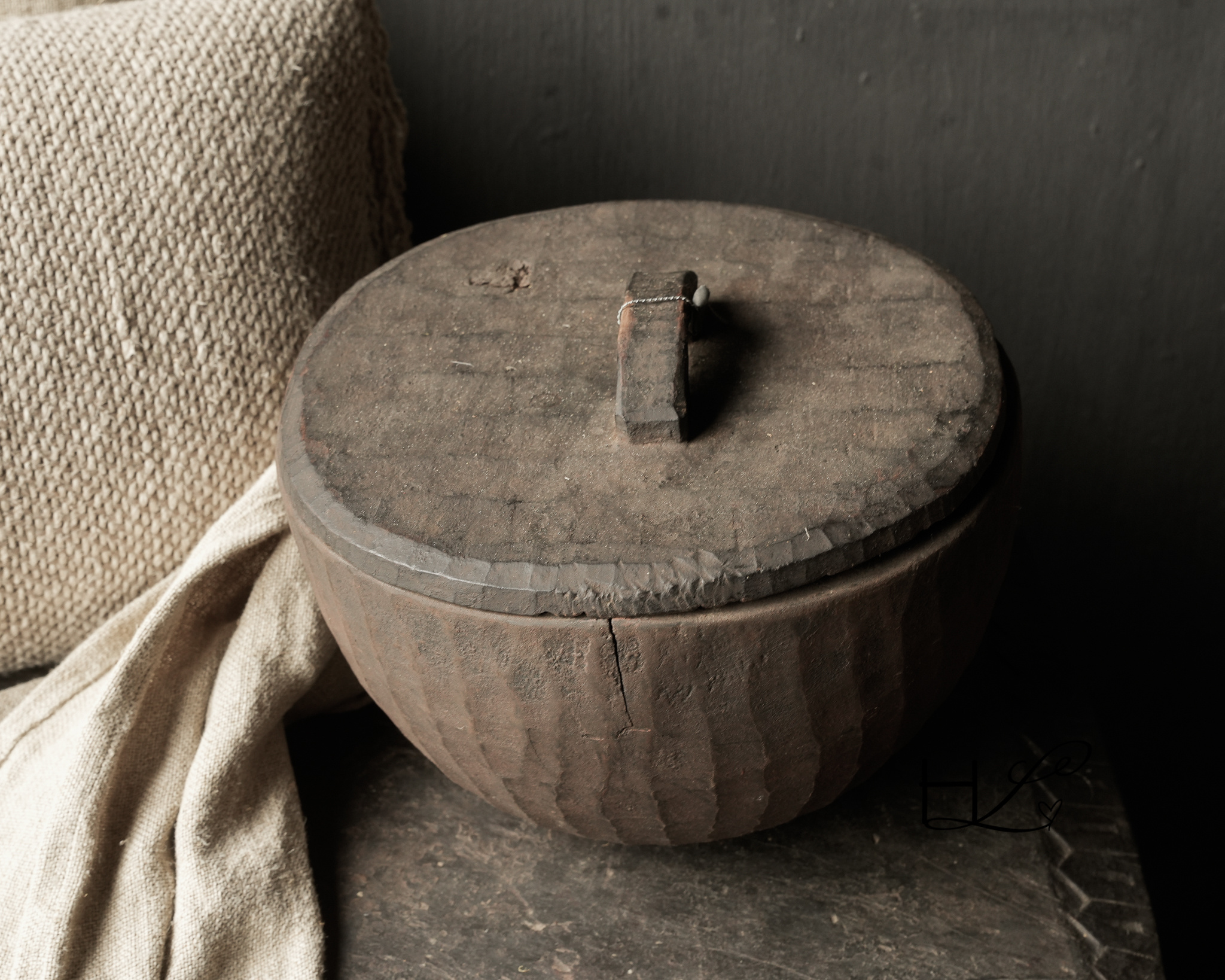 Nepalesischer alter Holztopf mit Deckel-7