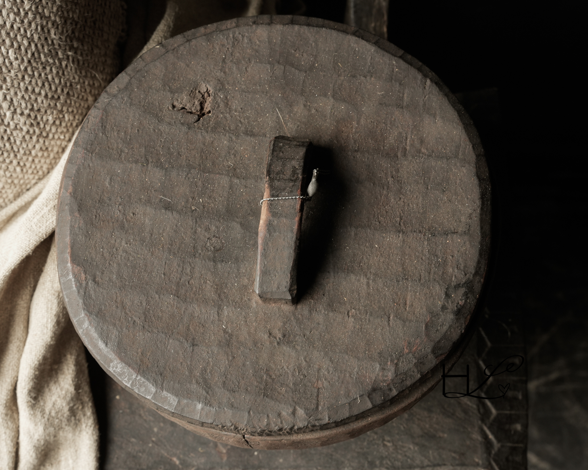 Nepalesischer alter Holztopf mit Deckel-8