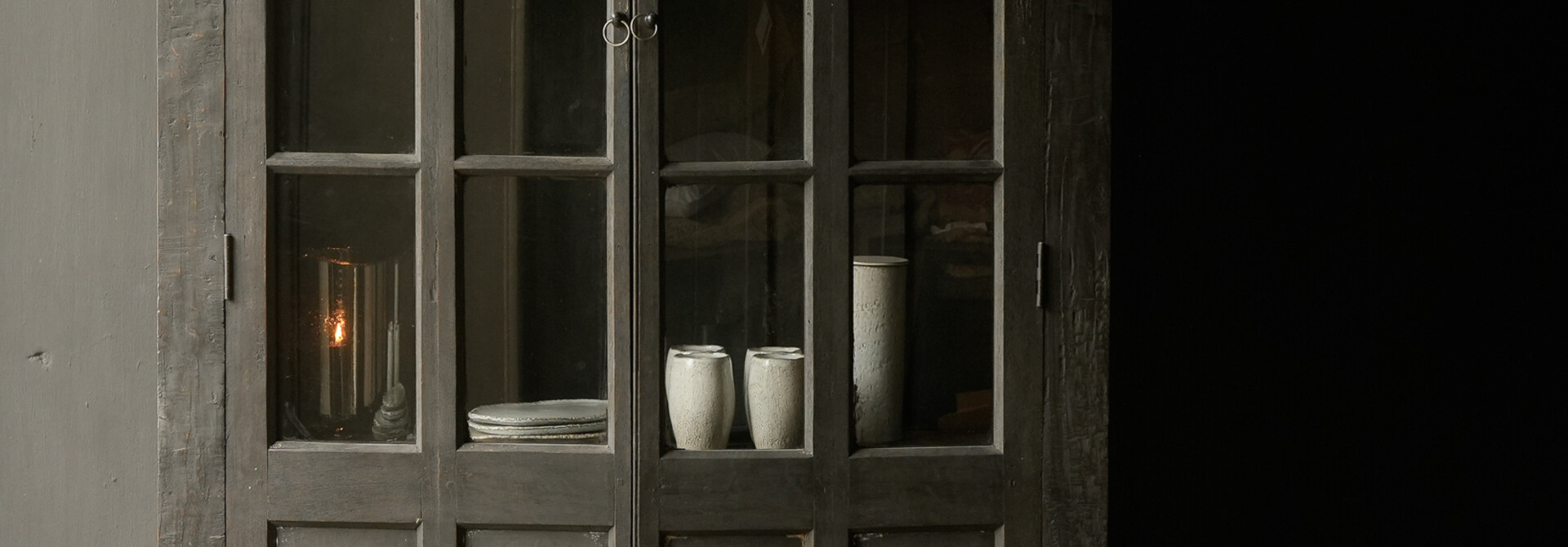 Einzigartige indische Vitrine aus schwerem Holz