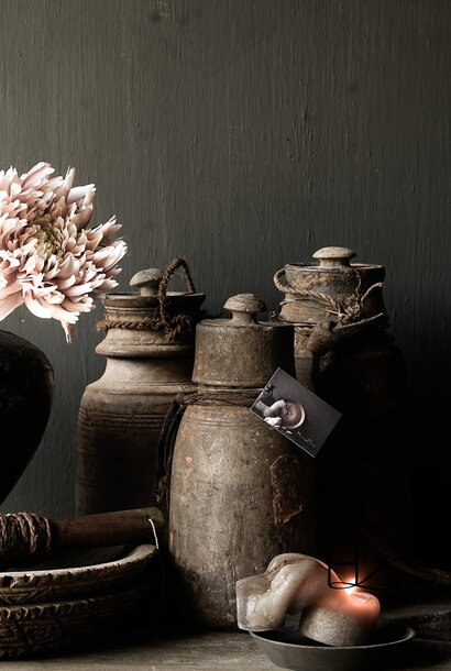 Originaler alter nepalesischer Holzkrug mit Deckel