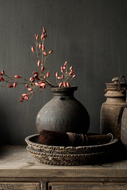 Rond houten bord /schaal uit een stuk gesneden  met houtsnij werk LUKSA