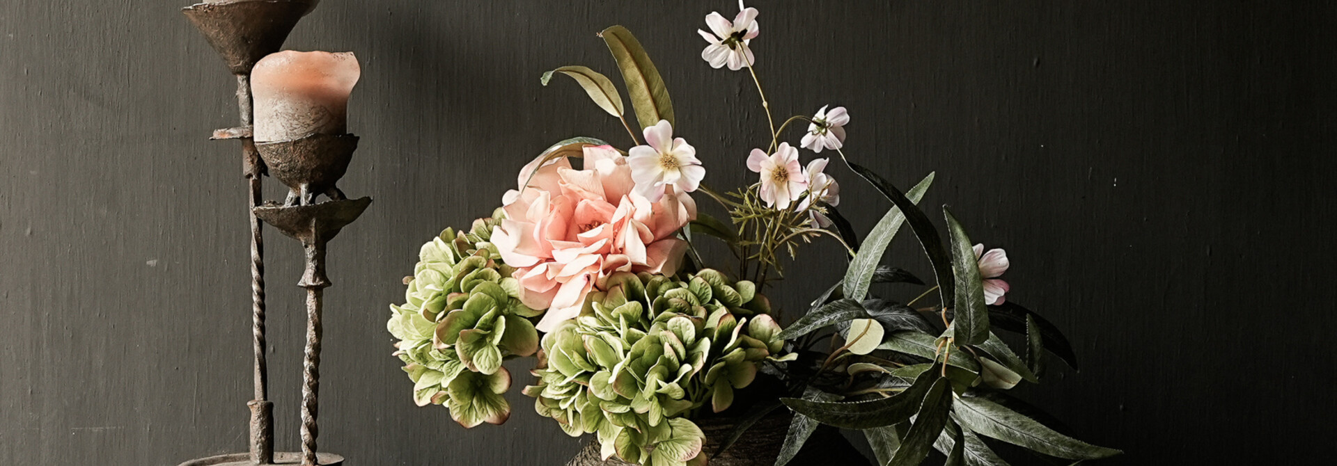 Bunch with two hydrangeas, 1 rose, 1 cosmos rose and a eucalyptus green