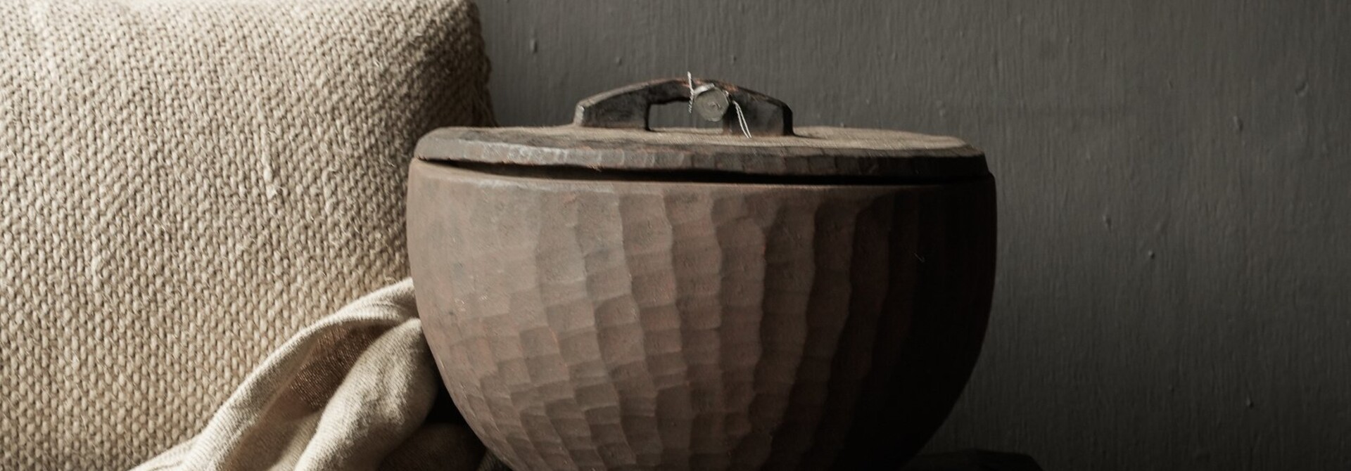 Nepalese oud houten Pot met deksel