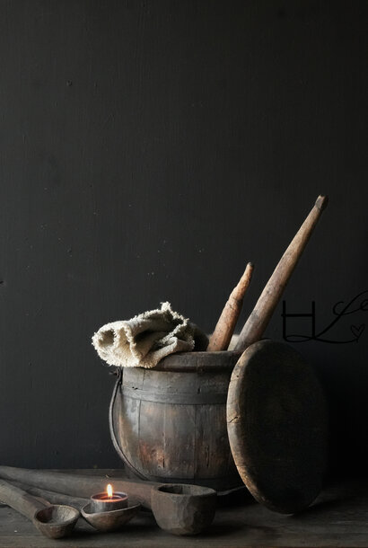 Authentischer alter Holzeimer mit Deckel