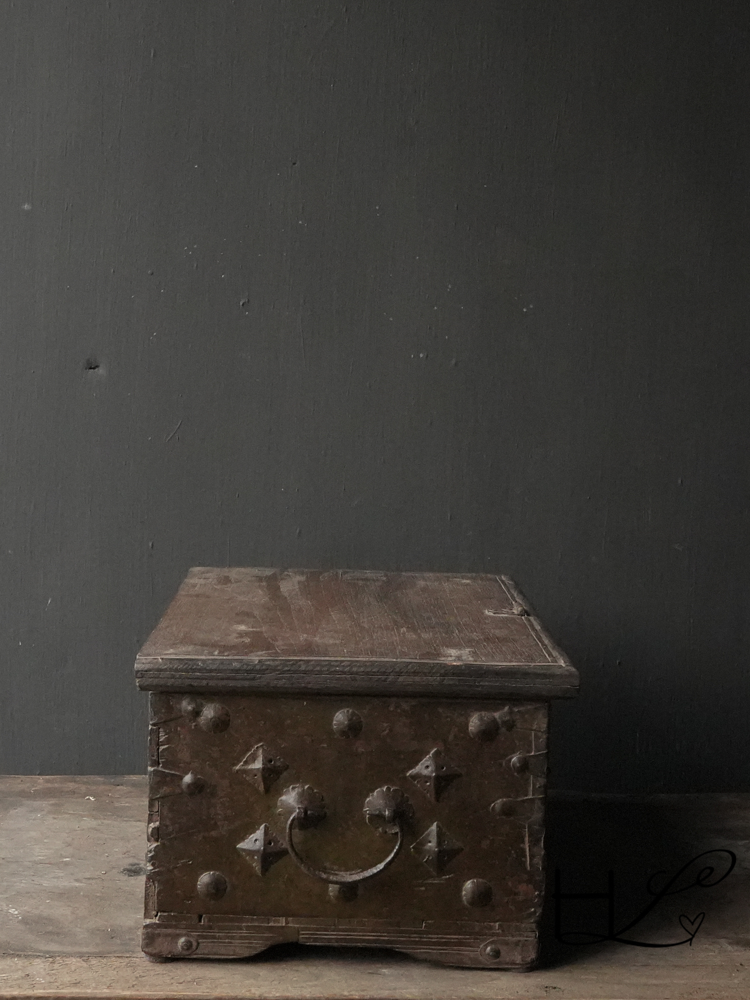 Einzigartige alte authentische Holzkiste mit drei kleinen Schubladen-2