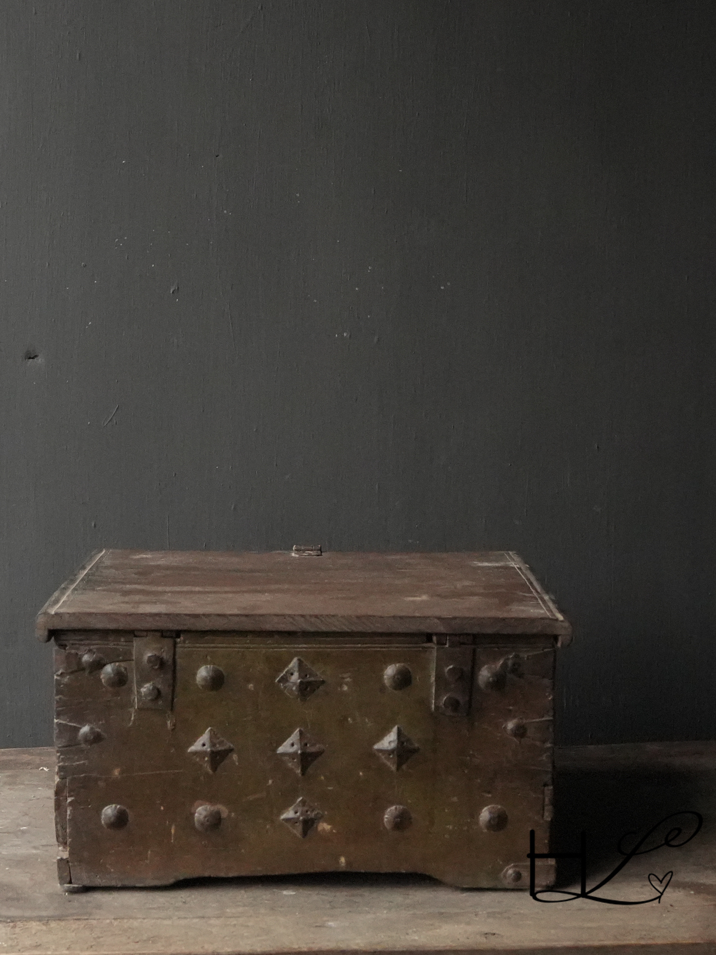 Einzigartige alte authentische Holzkiste mit drei kleinen Schubladen-3