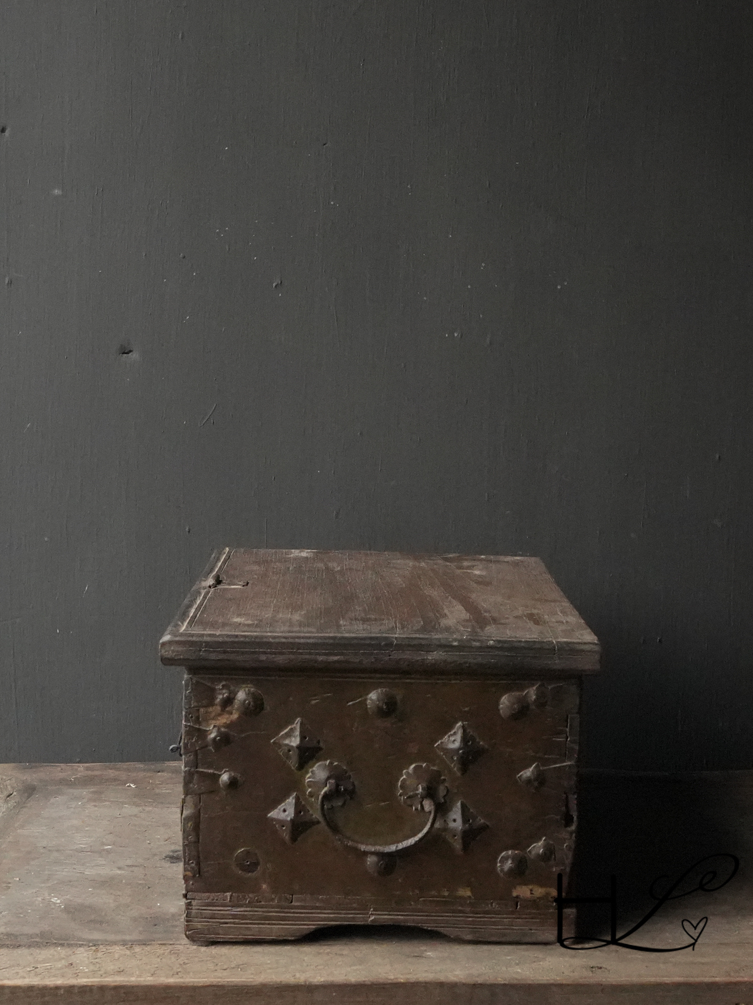 Einzigartige alte authentische Holzkiste mit drei kleinen Schubladen-4