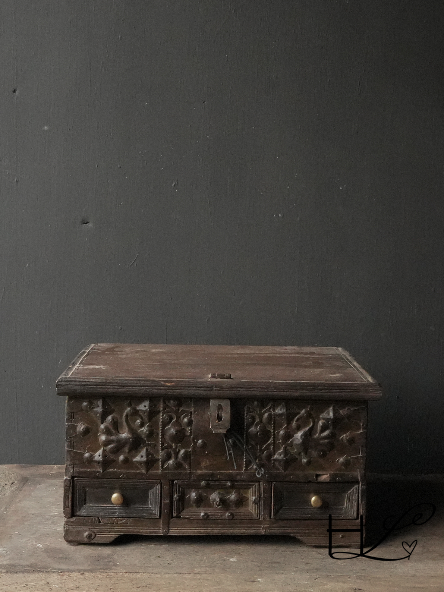 Einzigartige alte authentische Holzkiste mit drei kleinen Schubladen-5