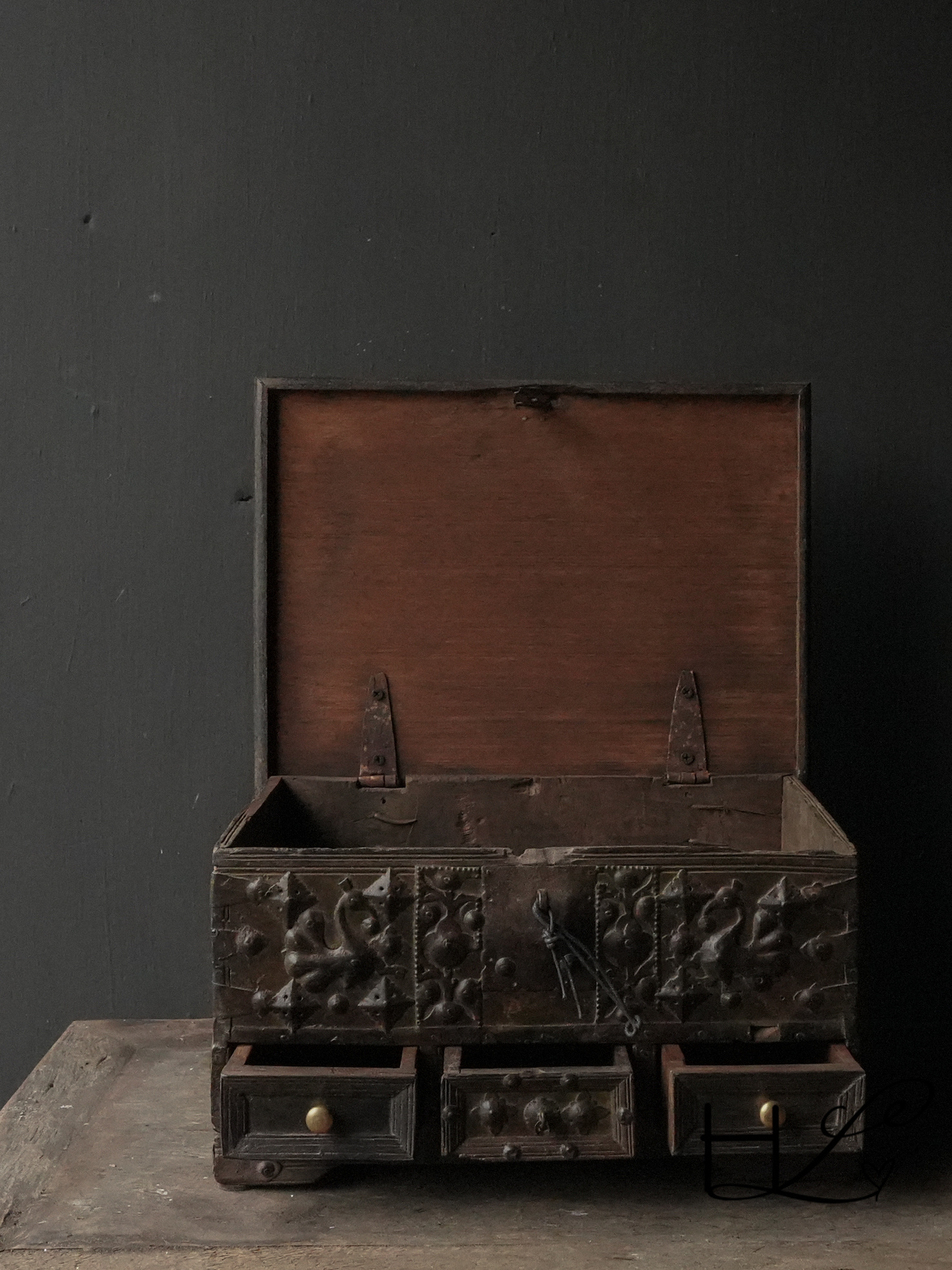 Einzigartige alte authentische Holzkiste mit drei kleinen Schubladen-6