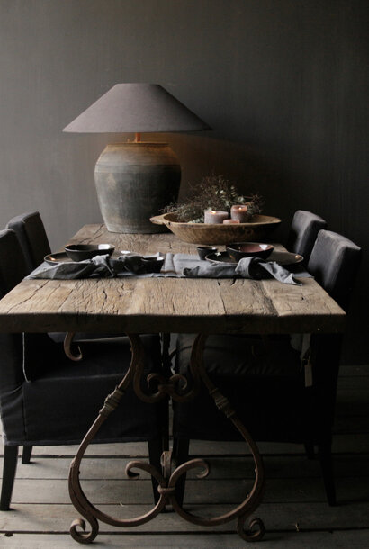 Roest ijzeren tafel onderstellen in frans model met krullen