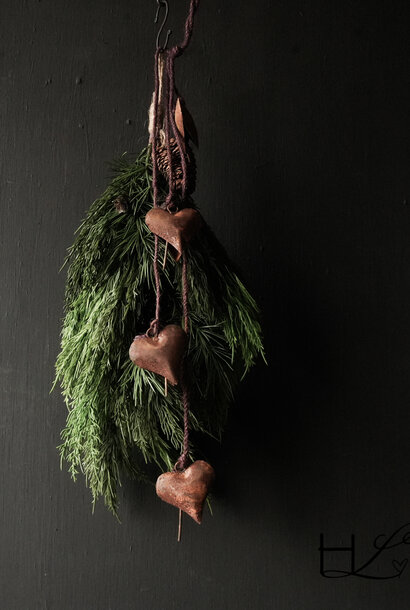 Seilschaukel mit rostigen Eisenherzglocken