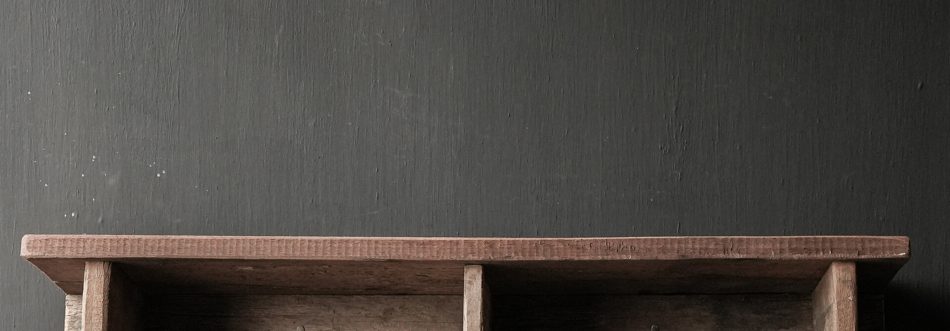 Kapstok / Wand console gemaakt van oud gebruikt hout met ijzeren haken