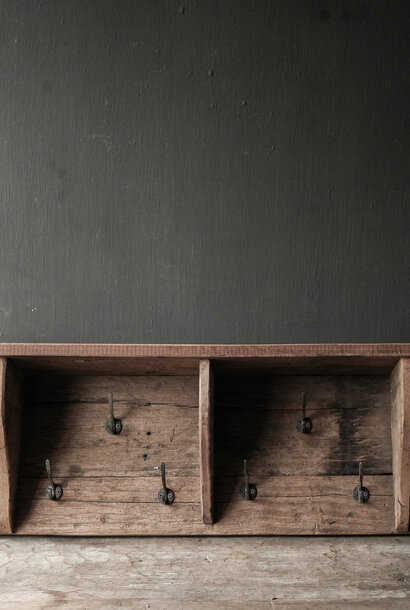 Kapstok / Wand console  gemaakt van oud gebruikt hout met ijzeren haken