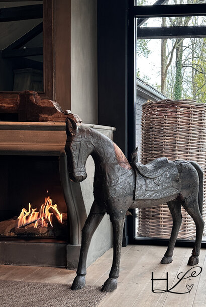 Groot Uniek houten paard bevat restanten koper