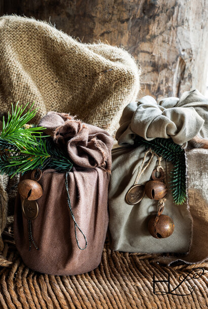 Touw slinger met roest ijzeren belletjes