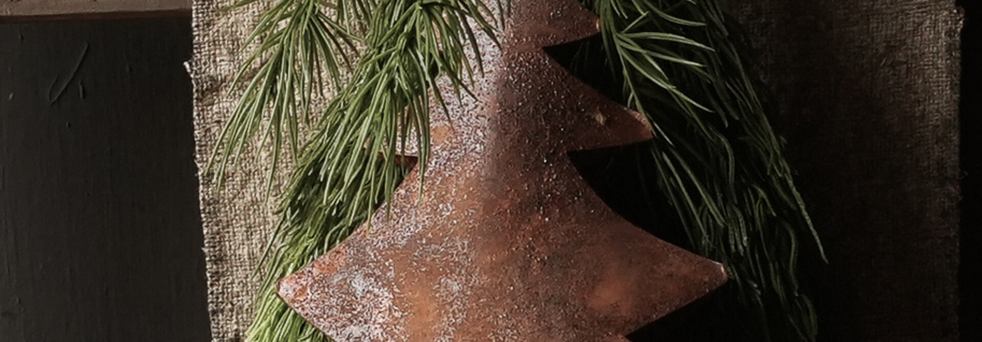 Roest bruine ijzeren hang kerstboom