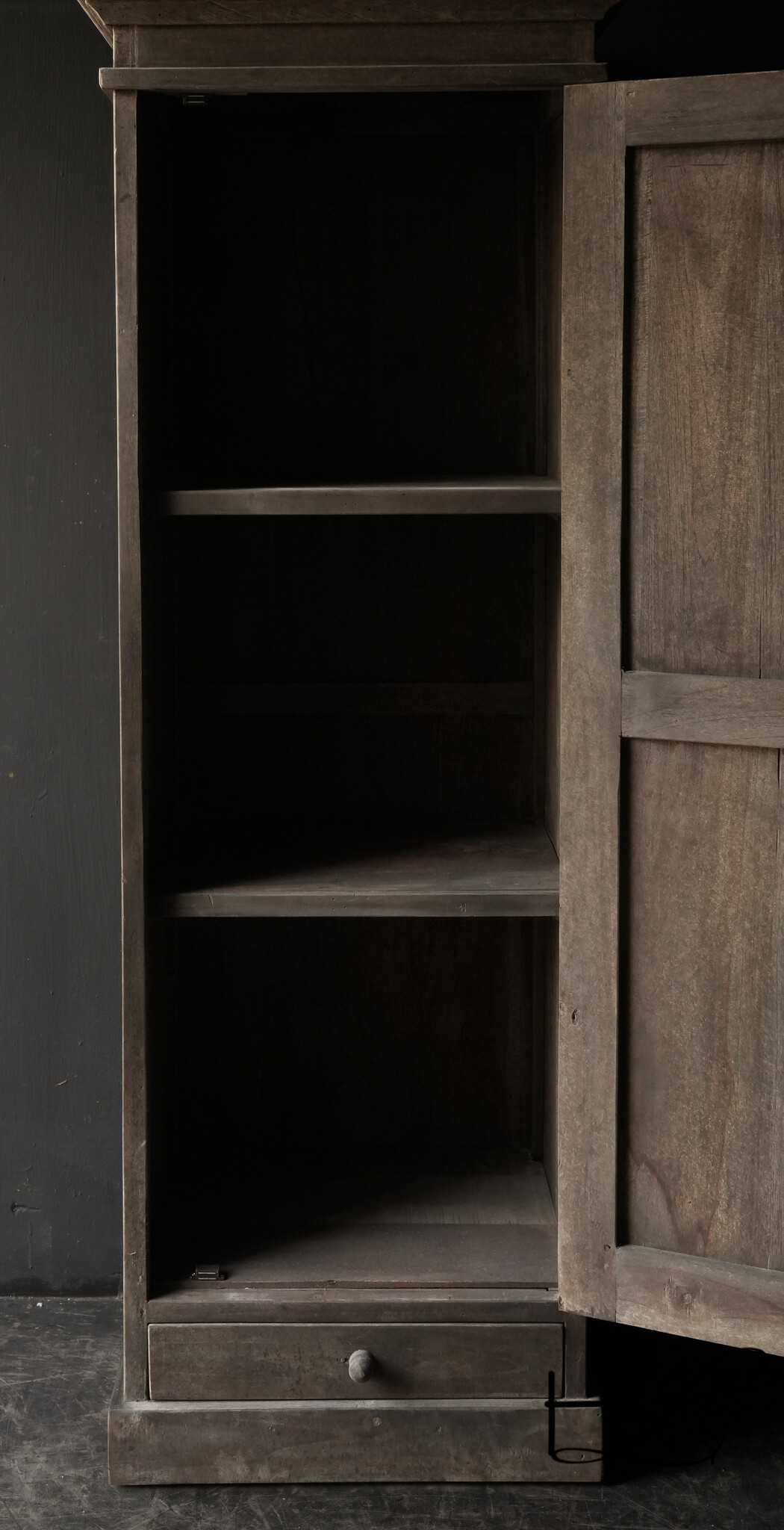Schöner, robuster, ländlicher schmaler Schrank aus altem Holz mit einer Tür-3