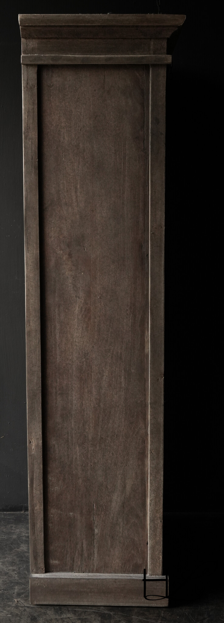 Schöner, robuster, ländlicher schmaler Schrank aus altem Holz mit einer Tür-4