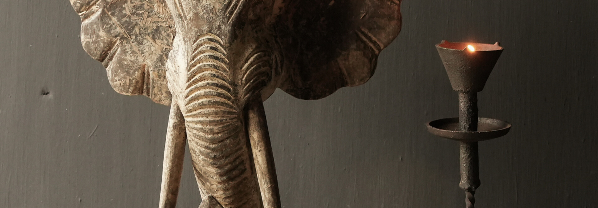 Holzelefant zu Fuß