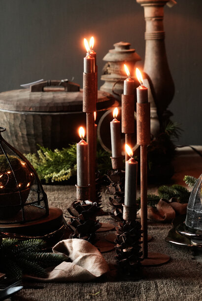 Rostbrauner Kerzenständer aus Eisen
