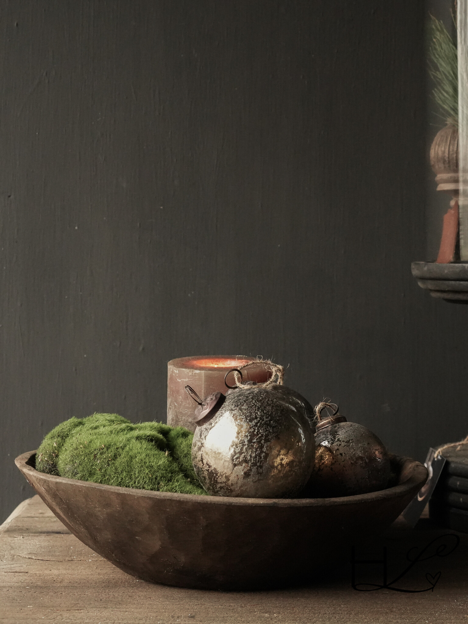 Authentieke oude houten Nepalese schaal met houtsnijwerk op de bodem-1