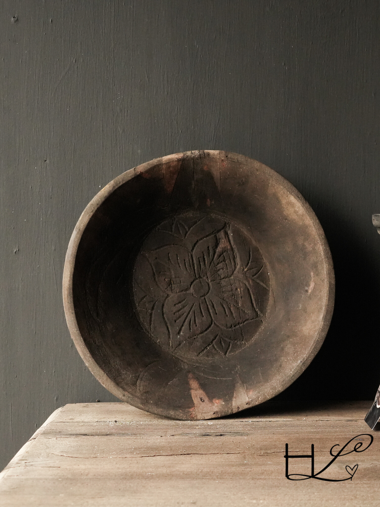 Authentieke oude houten Nepalese schaal met houtsnijwerk op de bodem-2